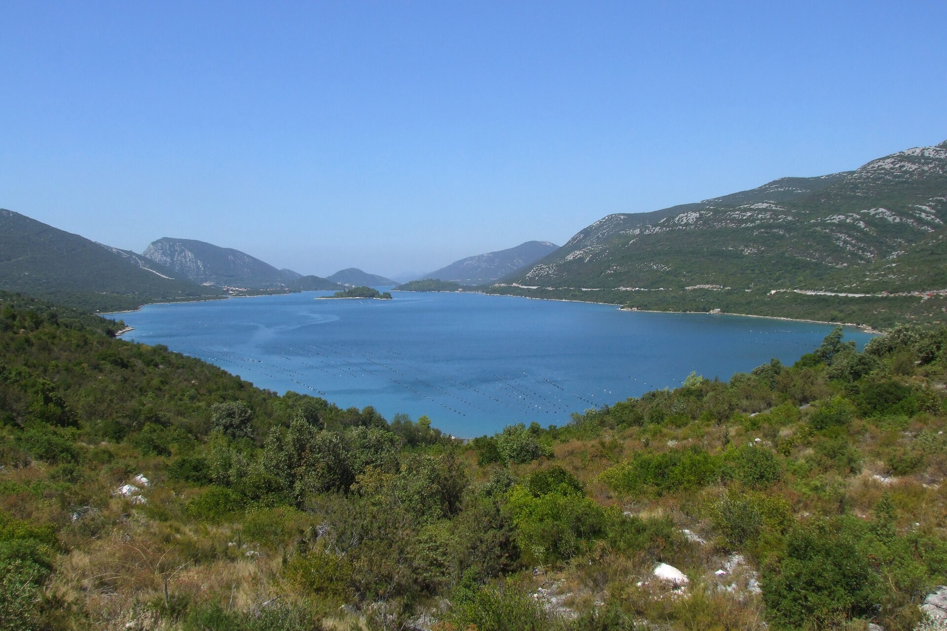 Adriaküste mit Inseln und klarem Wasser