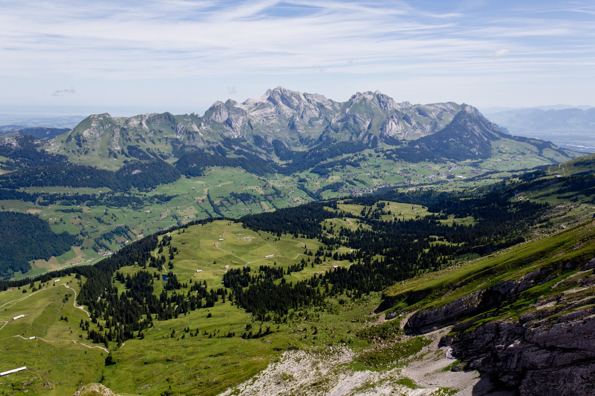 Der Alpsteingrat über weiten Alpweiden, aufgenommen von einem gegenüberliegenden Gipfel