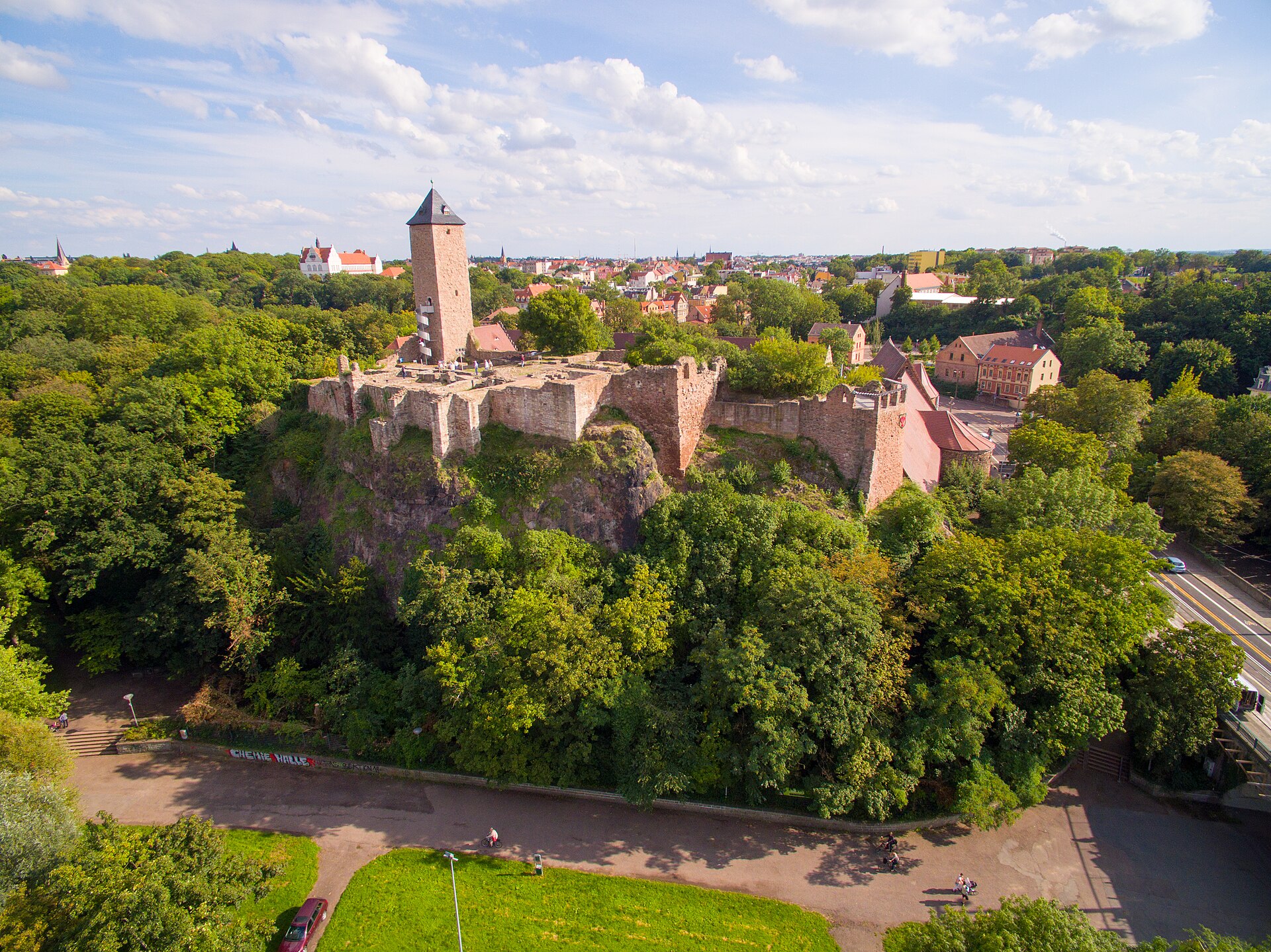 Harzlandschaft mit Mischwäldern und Felsformationen in Sachsen-Anhalt