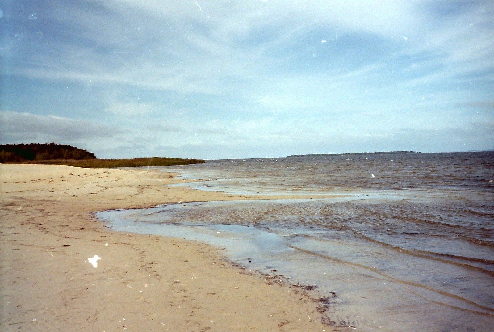 Flaches Ufer am Greifswalder Bodden mit heller Sandbank und ruhigem, seichtem Wasser.